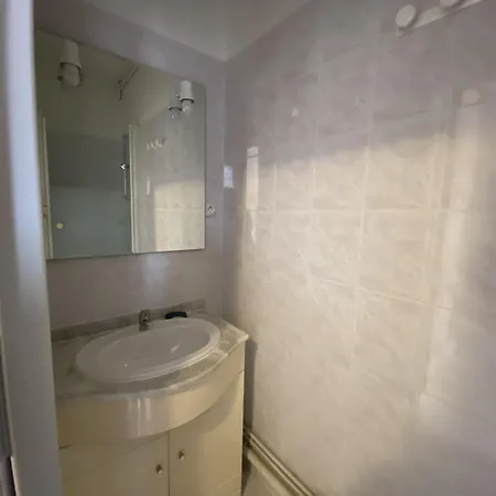T2 En Centre-ville Avec Balcon Et Wi-fi Proche Des Thermes - *